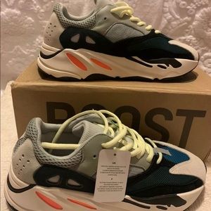 Adidas boost700